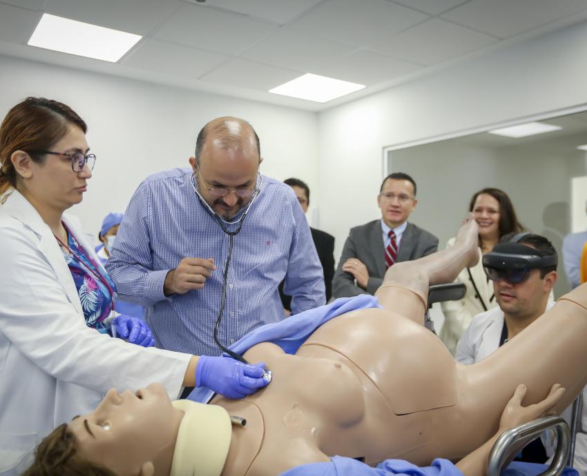 Prepara CUCS salas de simulación clínica para estudiantes de ciencias de la salud