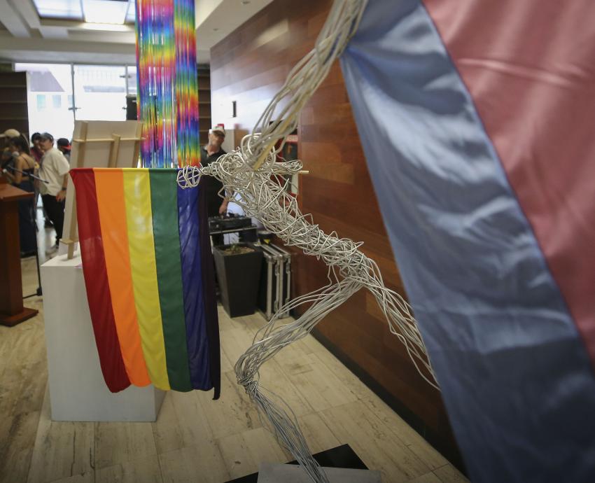 Inauguran “Ser comunidad LGBTTTIQ+”, exposición del orgullo en el lobby del edificio de Rectoría General