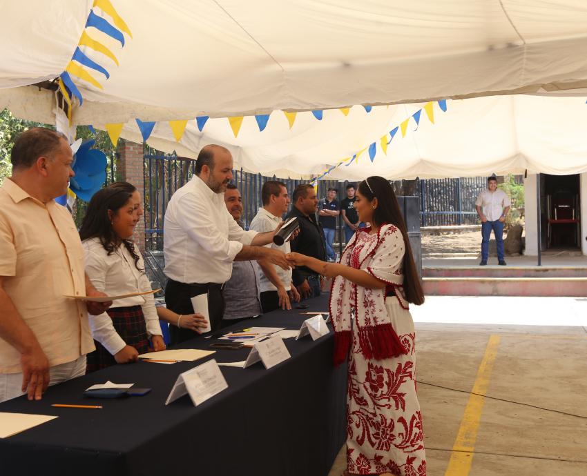 Rector General de la UdeG apadrina a egresados del Módulo Zapotitlán de Vadillo