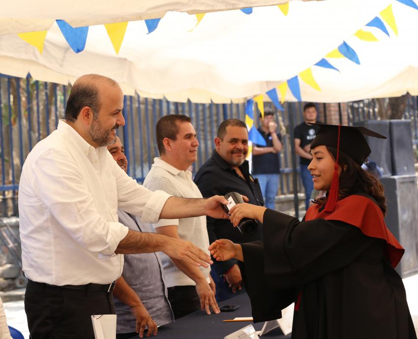 Rector General de la UdeG apadrina a egresados del Módulo Zapotitlán de Vadillo