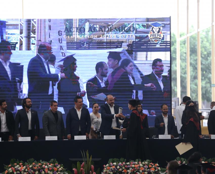 Rector General apadrina a la generación de egresados más grande de la Preparatoria Regional de Tlajomulco de Zúñiga y sus tres módulos