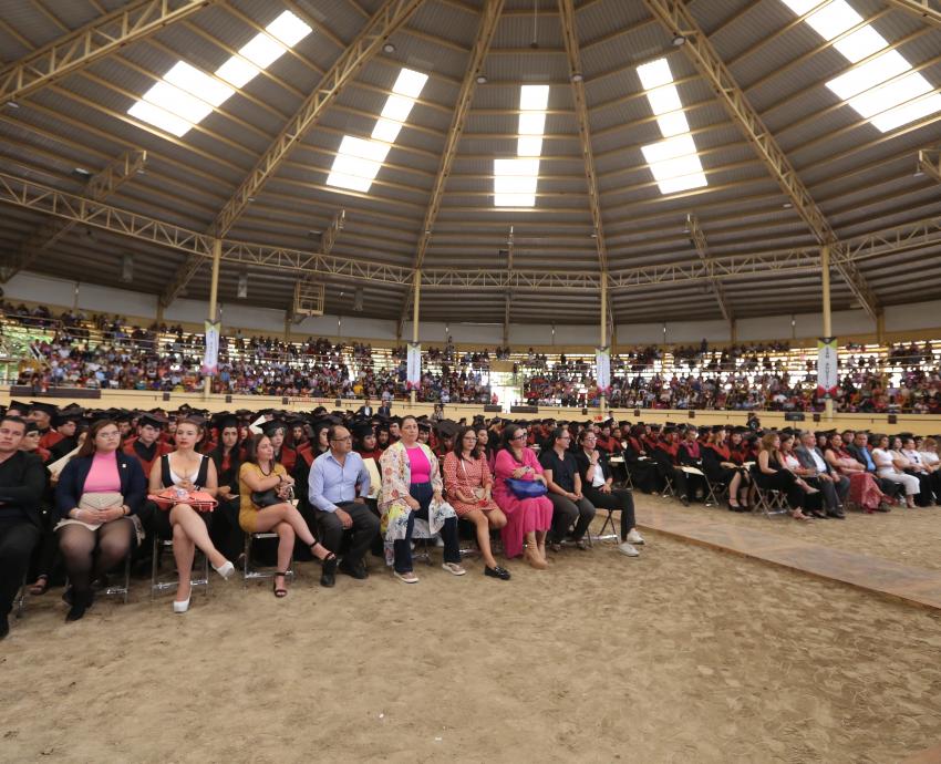 Rector General apadrina a la generación de egresados más grande de la Preparatoria Regional de Tlajomulco de Zúñiga y sus tres módulos
