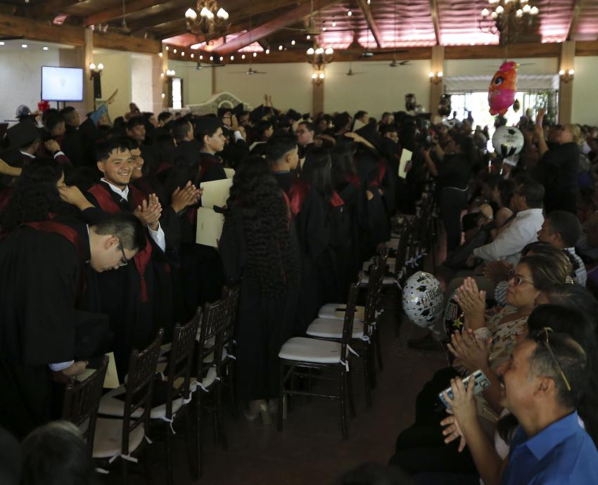 Apadrina Rector General a bachilleres de la Preparatoria Regional de Cocula