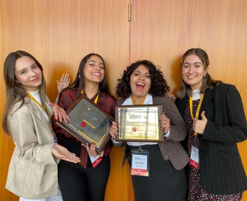 Alumnas del CUAAD ganan primeros lugares en Hackathon 2023