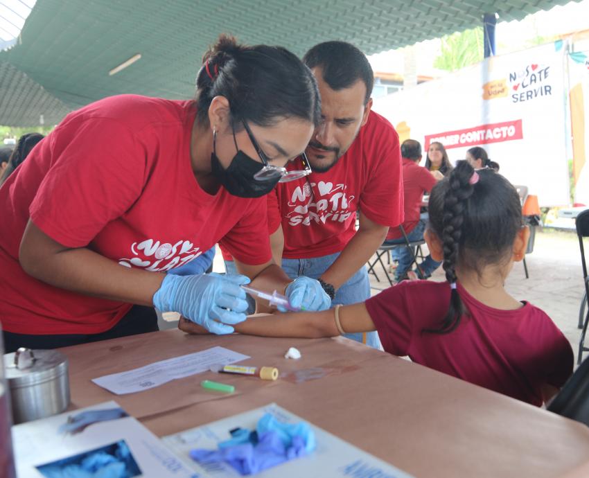 Brigada "Nos late servir" ofrece servicios de salud en Preparatoria de Tlajomulco