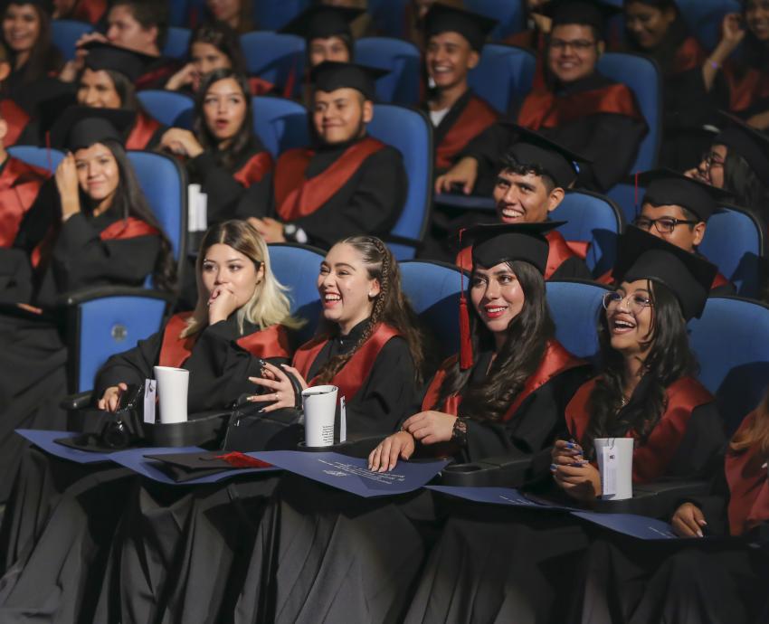 Apadrina Rector General a egresados de la Preparatoria San José del Valle, de Tlajomulco de Zúñiga 