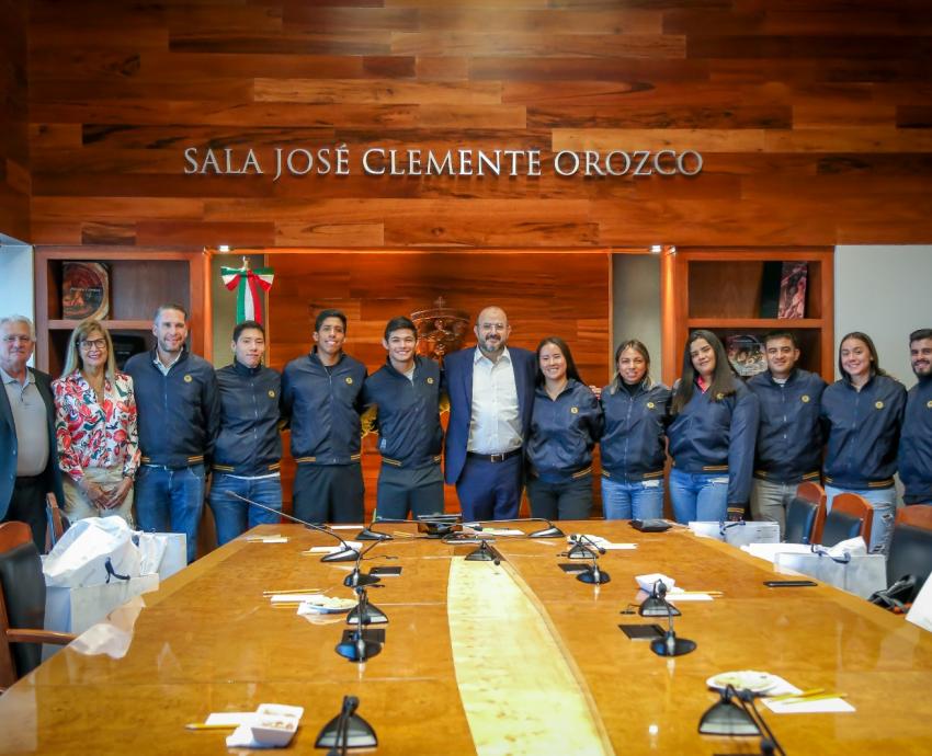 Felicita Rector General a medallistas universitarios