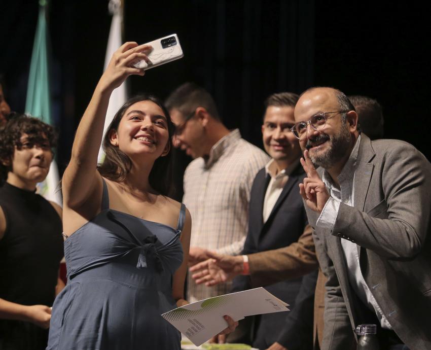 Egresan mil 900 bachilleres del programa JOBS-SEMS