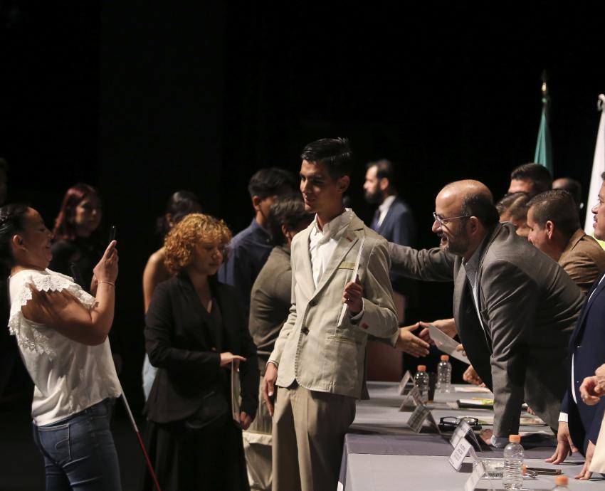 Egresan mil 900 bachilleres del programa JOBS-SEMS