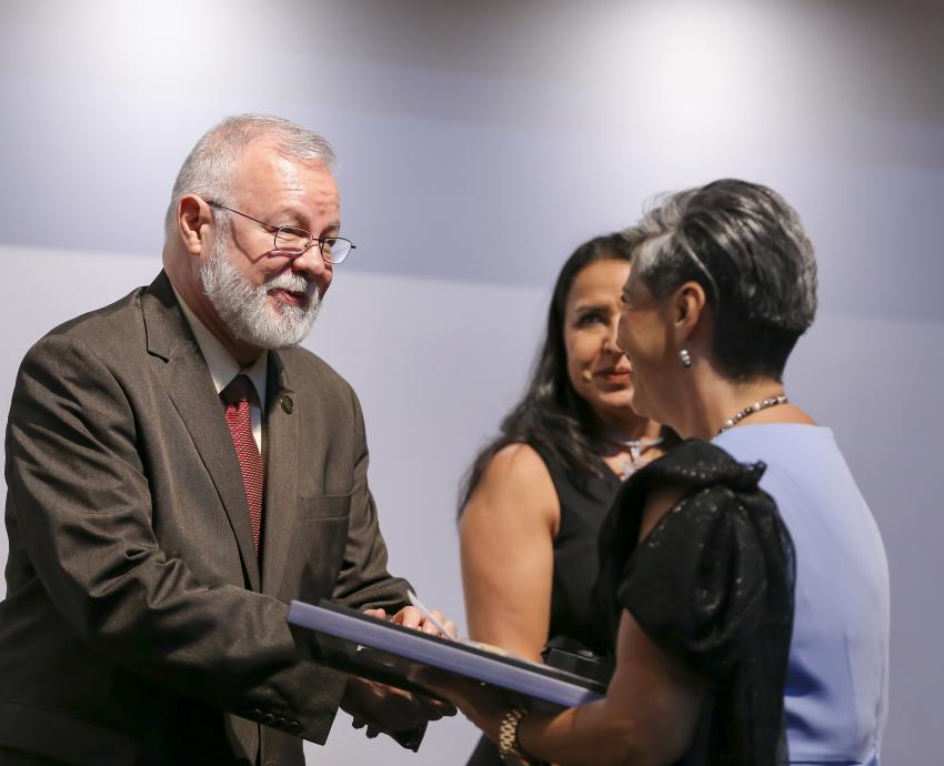 Entregan Reconocimiento “Helen Ladrón de Guevara” 2023 a bibliotecarios sobresalientes 