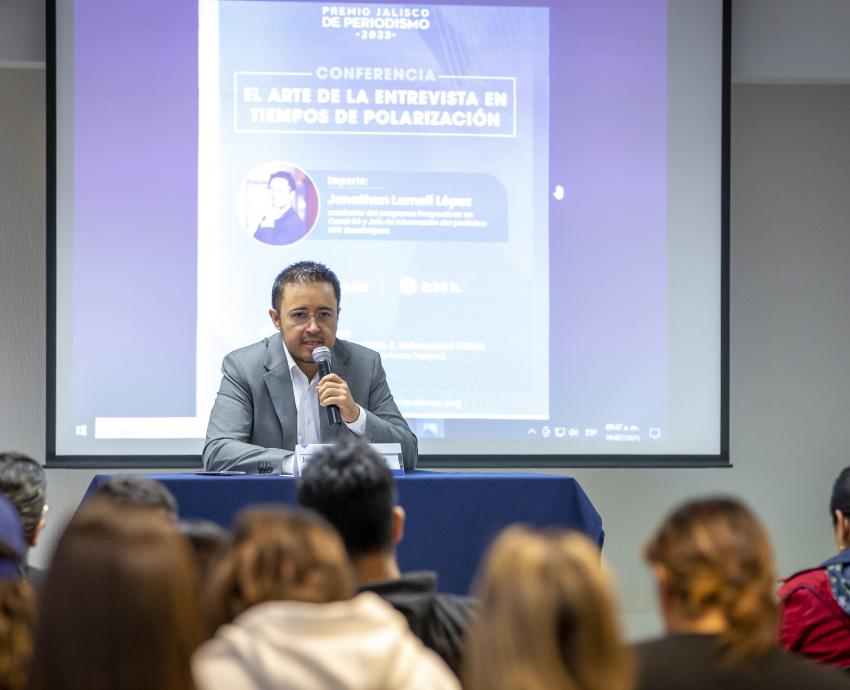 Comparte el periodista Jonathan Lomelí, el arte de la entrevista en tiempos de polarización