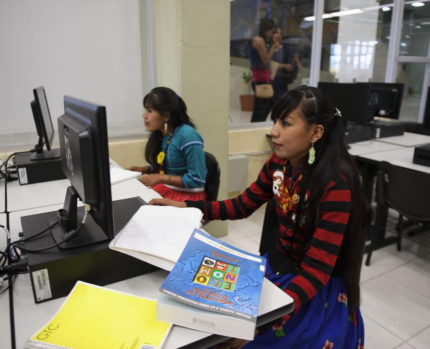 Traducen textos literarios, médicos y educativos a la lengua wixárika para sus comunidades