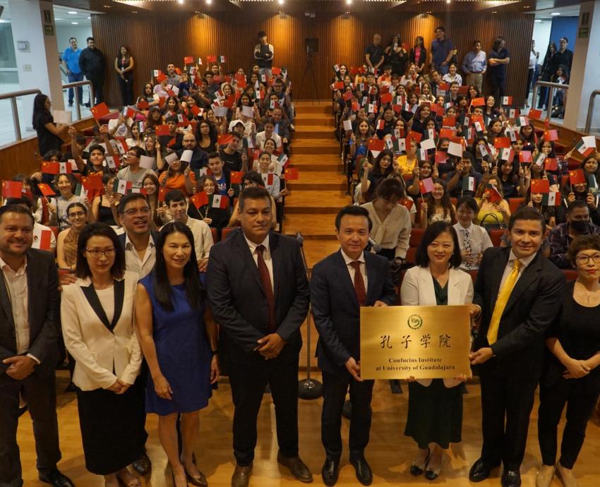 Imparte el embajador de China en México la primera clase del Instituto Confucio de la UdeG a bachilleres del SEMS