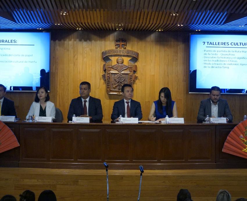 Imparte el embajador de China en México la primera clase del Instituto Confucio de la UdeG a bachilleres del SEMS