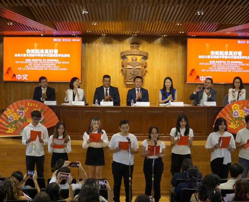 Imparte el embajador de China en México la primera clase del Instituto Confucio de la UdeG a bachilleres del SEMS