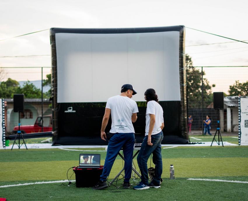 Egresado del CUAAD presenta muestra “Tour Transvolcánico HuertoCinema Móvil Colima-Jalisco”, de cine socioambiental