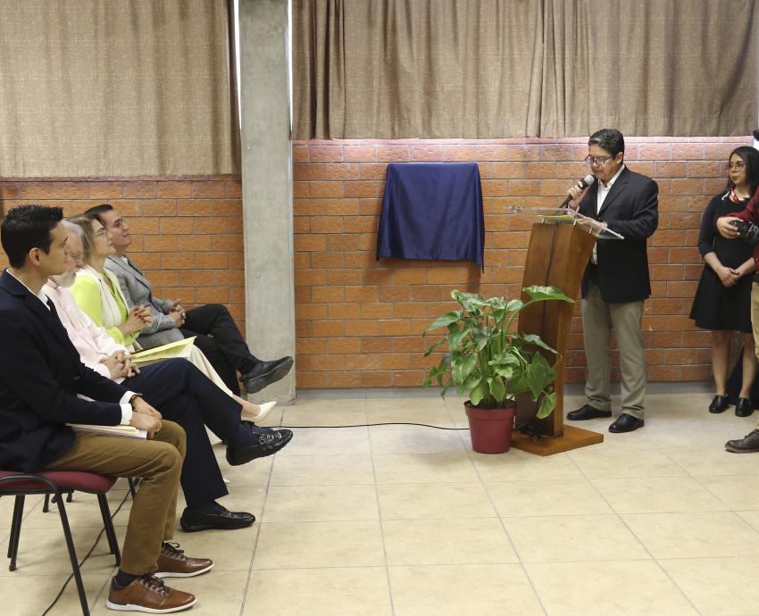 Obed Calderón presenta “Liberatura”, mural sobre el conocimiento, en Preparatoria 13