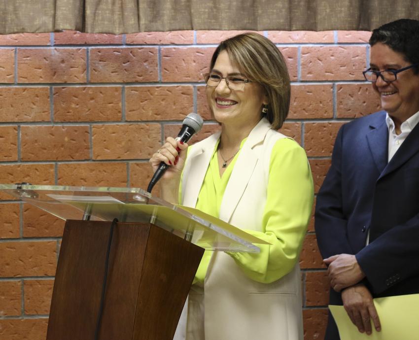 Obed Calderón presenta “Liberatura”, mural sobre el conocimiento, en Preparatoria 13