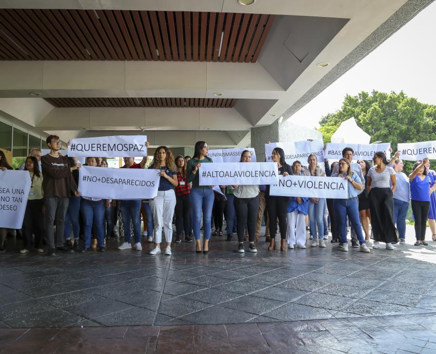 Realiza UdeG paro simbólico de labores para exigir un alto a la violencia