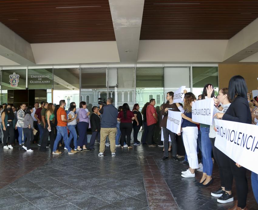 Realiza UdeG paro simbólico de labores para exigir un alto a la violencia