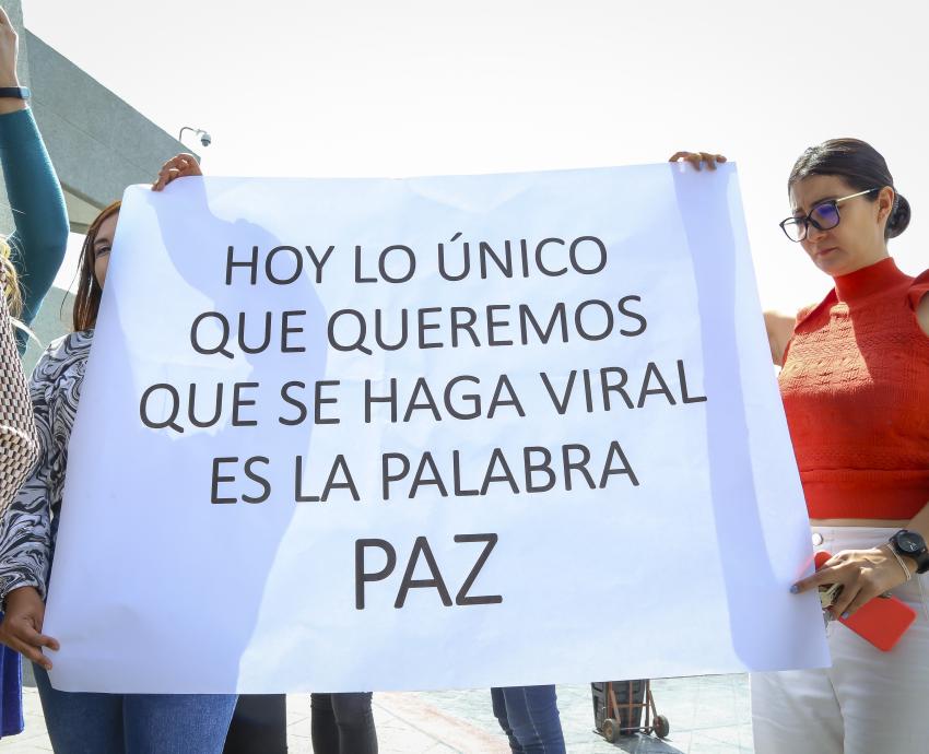 Realiza UdeG paro simbólico de labores para exigir un alto a la violencia