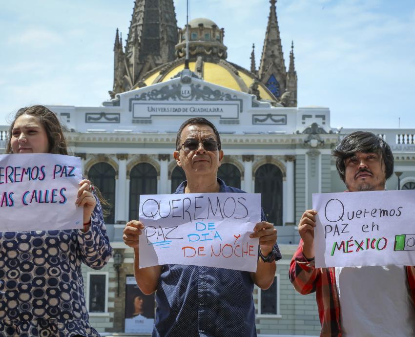 Realiza UdeG paro simbólico de labores para exigir un alto a la violencia