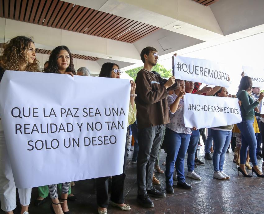 Realiza UdeG paro simbólico de labores para exigir un alto a la violencia