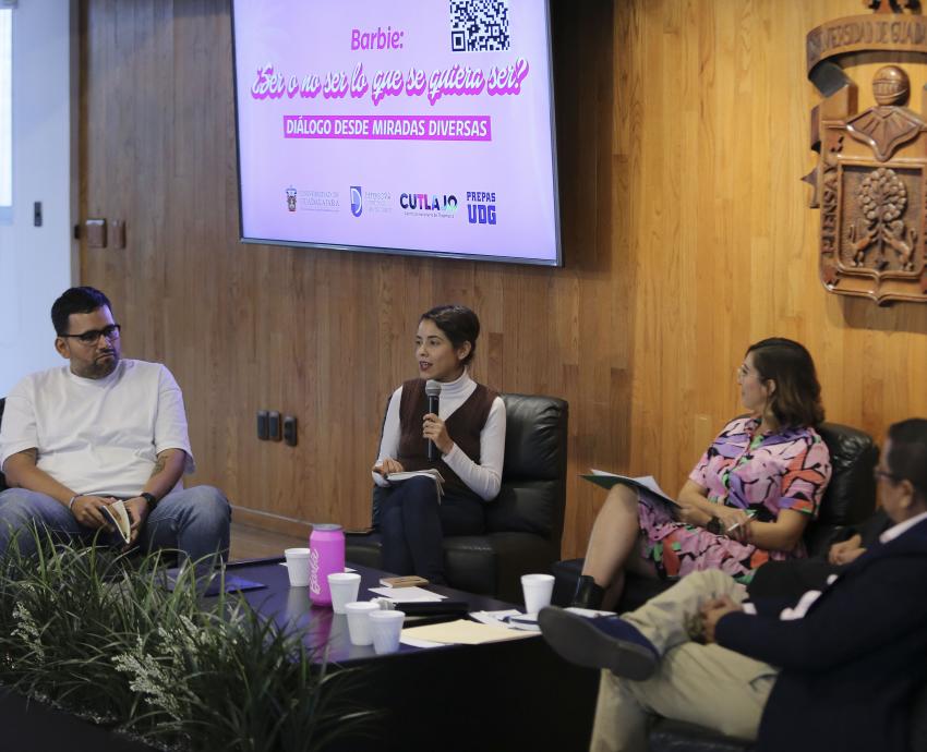 Especialistas de UdeG critican comercialización del feminismo en la película “Barbie” 
