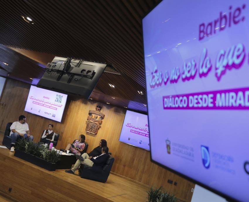 Especialistas de UdeG critican comercialización del feminismo en la película “Barbie” 