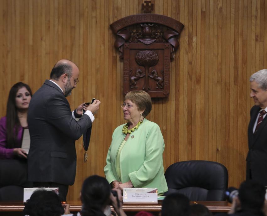 Expresidenta Michelle Bachelet recibe el Doctorado “Honoris causa” de la UdeG