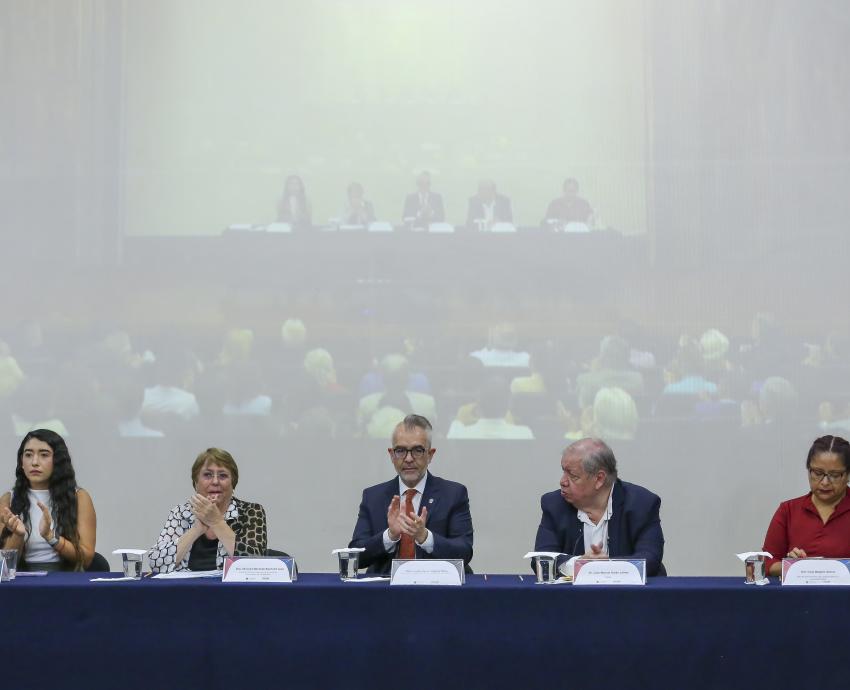 Expresidenta chilena Michelle Bachelet honra la memoria de Salvador Allende en la UdeG