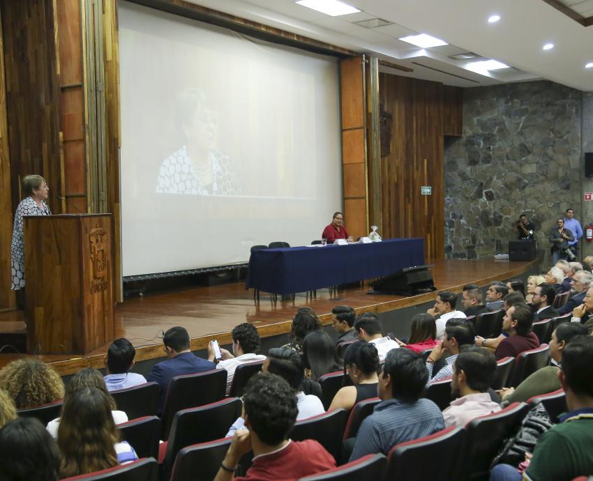 Expresidenta chilena Michelle Bachelet honra la memoria de Salvador Allende en la UdeG