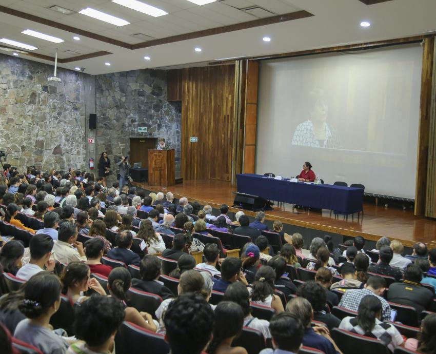 Expresidenta chilena Michelle Bachelet honra la memoria de Salvador Allende en la UdeG