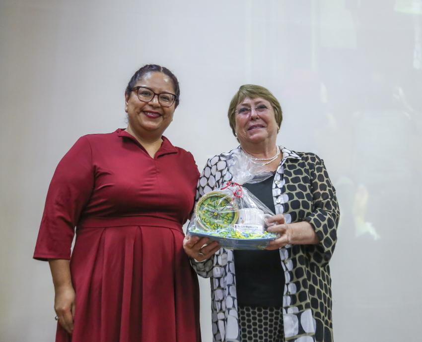 Expresidenta chilena Michelle Bachelet honra la memoria de Salvador Allende en la UdeG