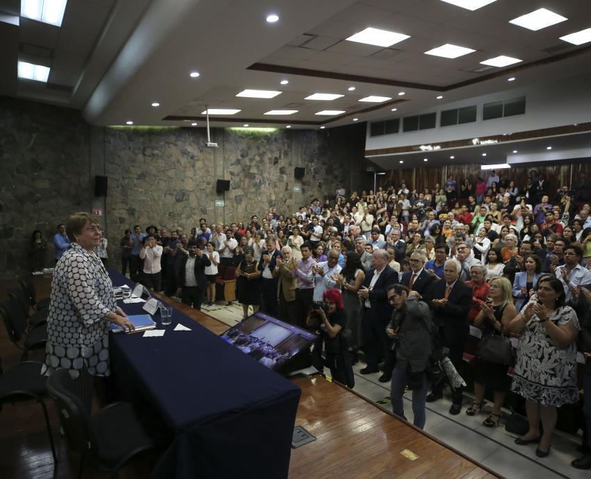 Expresidenta chilena Michelle Bachelet honra la memoria de Salvador Allende en la UdeG