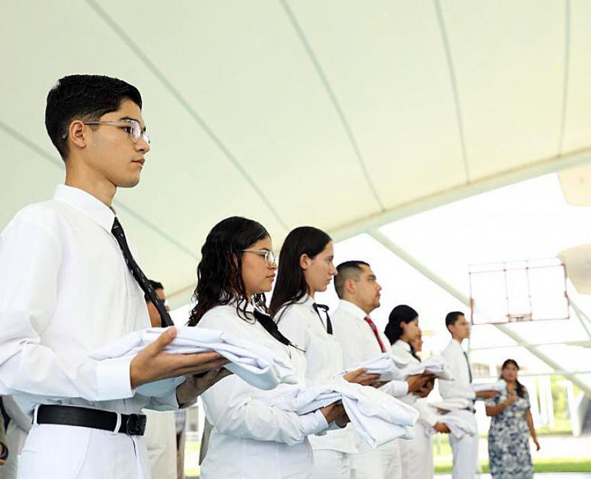 Imponen batas a la primera generación del programa de Médico, Cirujano y Partero del CUValles