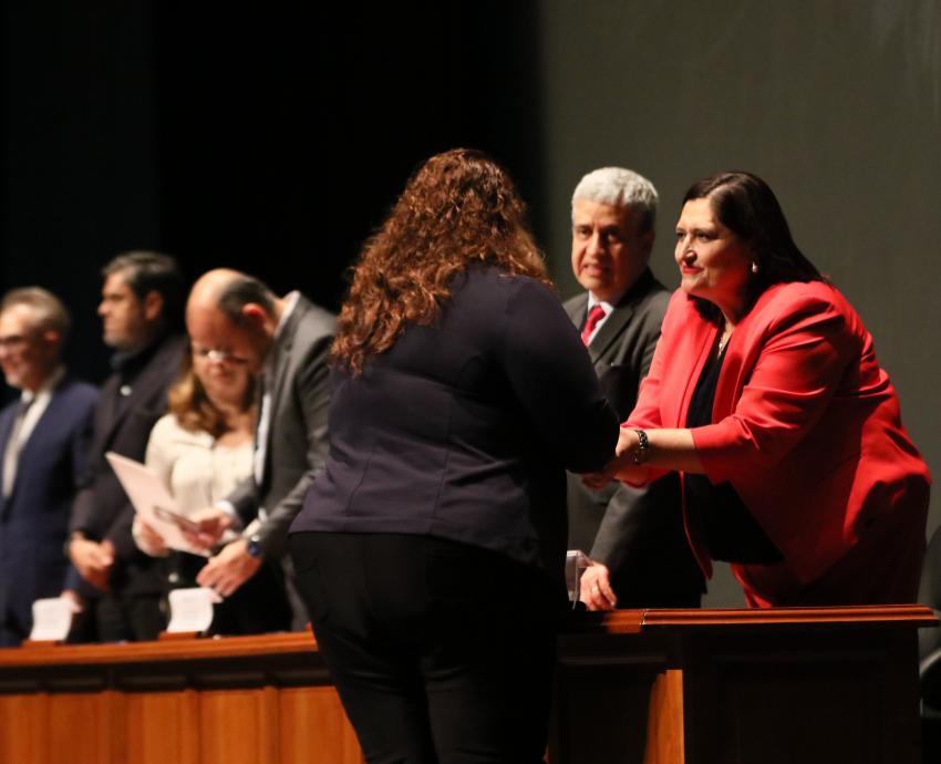 Reciben mil 234 académicos de la UdeG su definitividad 