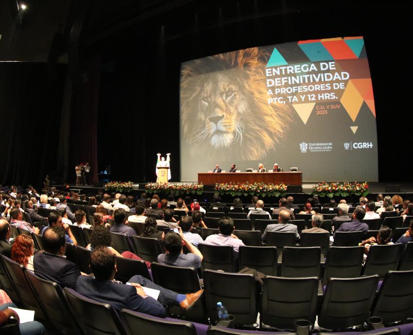 Reciben mil 234 académicos de la UdeG su definitividad 