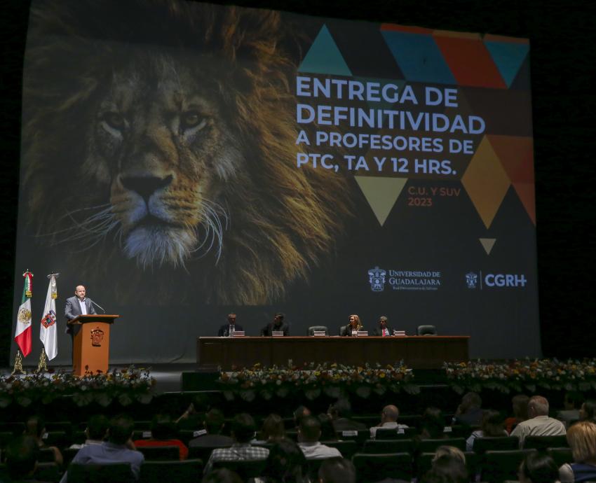 Reciben mil 234 académicos de la UdeG su definitividad 