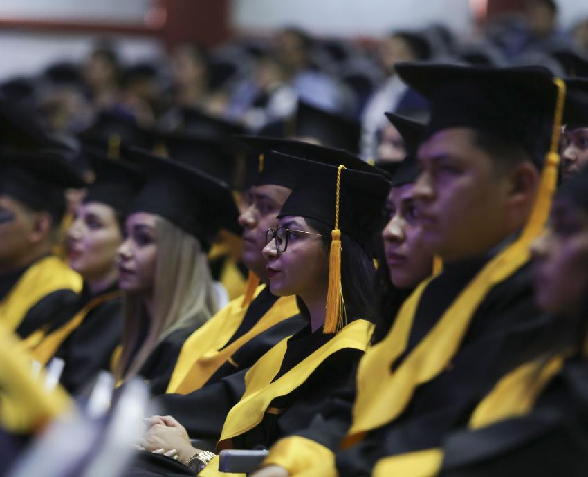 Apadrina Rector General a graduados de Abogados del CUTonalá