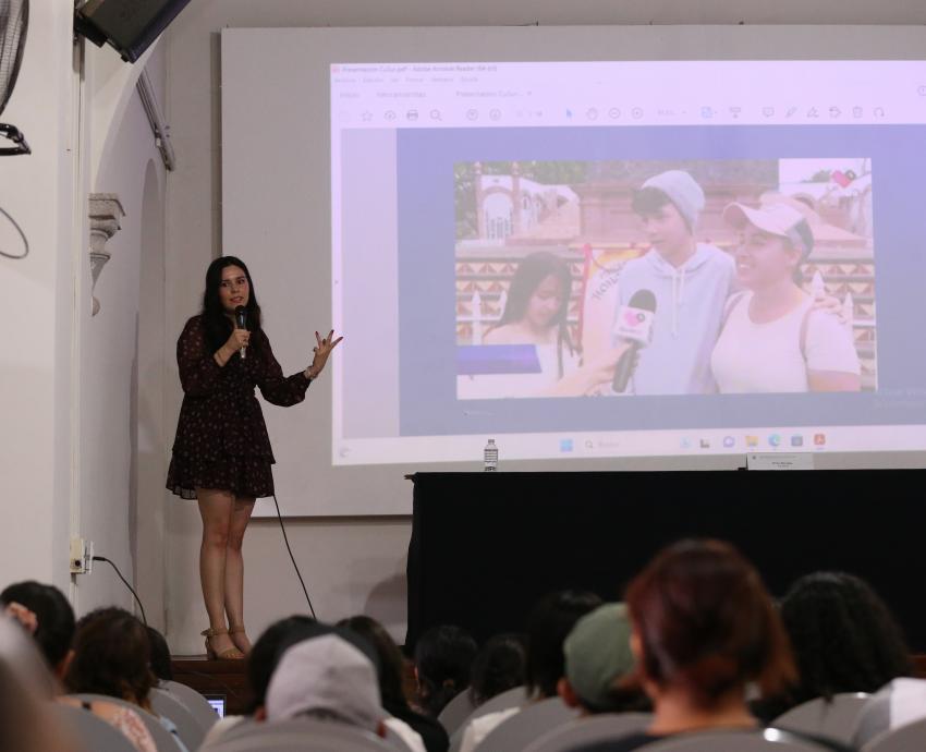 Imparte Perla Burciaga conferencia sobre la influencia que ejerce el periodismo en la sociedad 