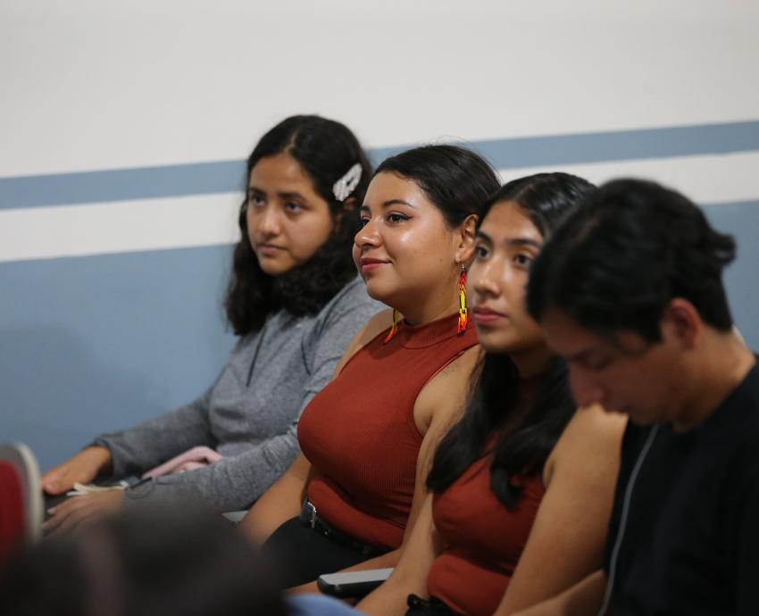 Imparte Perla Burciaga conferencia sobre la influencia que ejerce el periodismo en la sociedad