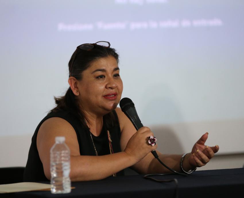 Imparte Perla Burciaga conferencia sobre la influencia que ejerce el periodismo en la sociedad