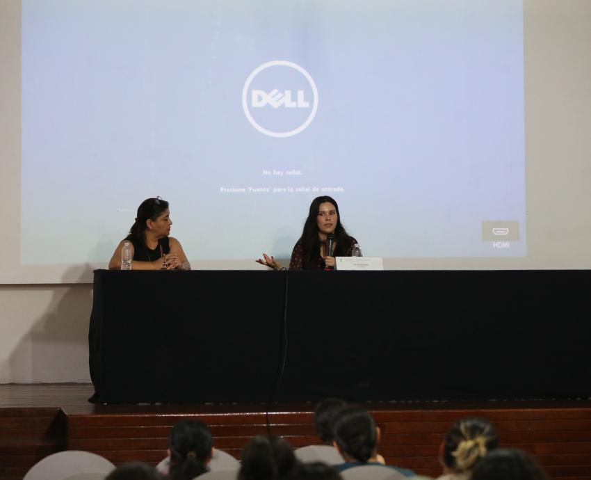 Imparte Perla Burciaga conferencia sobre la influencia que ejerce el periodismo en la sociedad