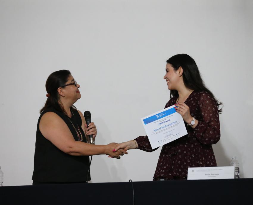 Imparte Perla Burciaga conferencia sobre la influencia que ejerce el periodismo en la sociedad