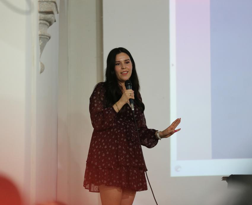 Imparte Perla Burciaga conferencia sobre la influencia que ejerce el periodismo en la sociedad
