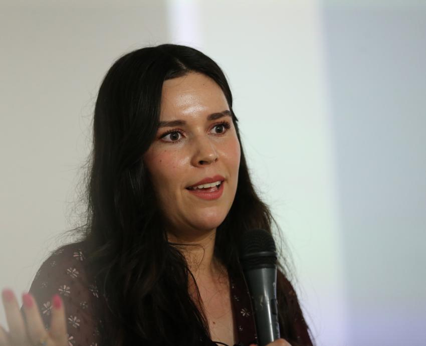 Imparte Perla Burciaga conferencia sobre la influencia que ejerce el periodismo en la sociedad