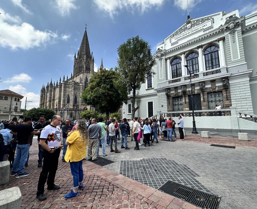 Evacúan edificios de UdeG tras los sismos con epicentro en la Costa Sur de Jalisco
