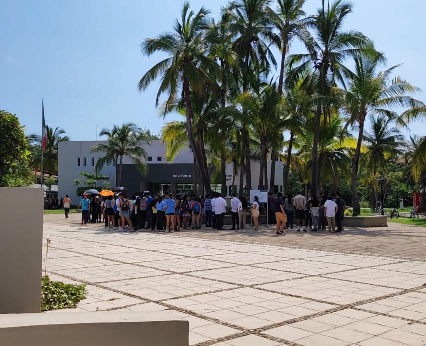 Evacúan edificios de UdeG tras los sismos con epicentro en la Costa Sur de Jalisco