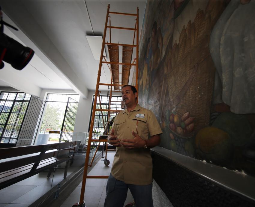 Avanzan trabajos de restauración en murales de José Atanasio Monroy en CUCEI